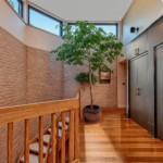 Das lichtdurchflutete Treppenhaus mit Einbauten