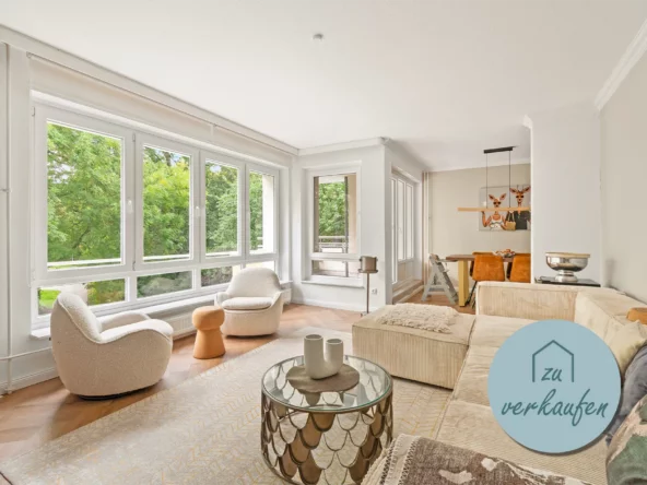 Helles Wohnzimmer mit großer Fensterfront, Sitzbereich und Parkblick